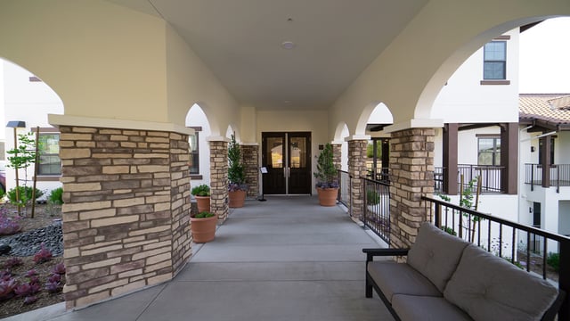 Exterior-walkway_La-Marea-Senior-Living