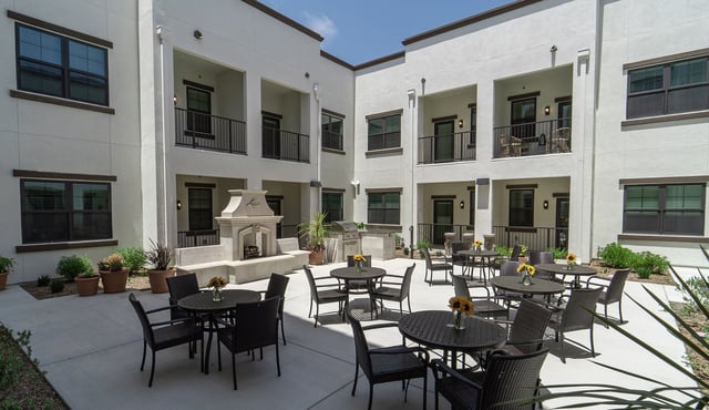 Outdoor-dining-patio_La-Marea-Senior-Living
