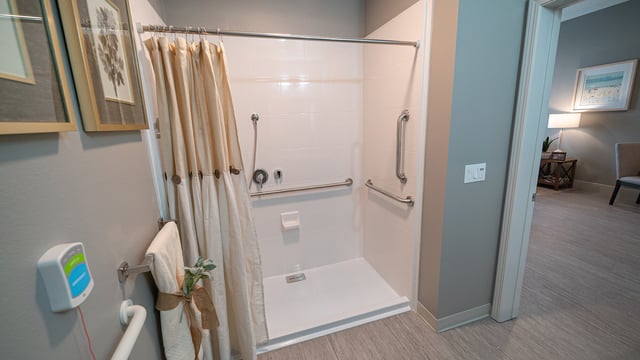 Walk-in-Shower_La-Marea-Senior-Living